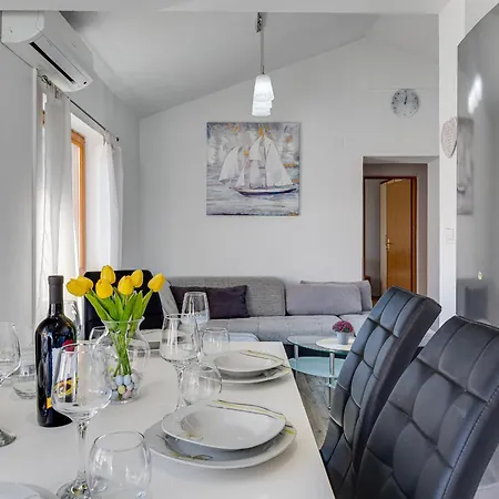 Eni Apartment *