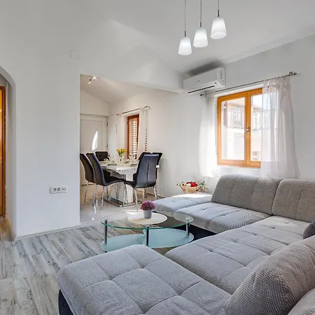 Apartment Eni *